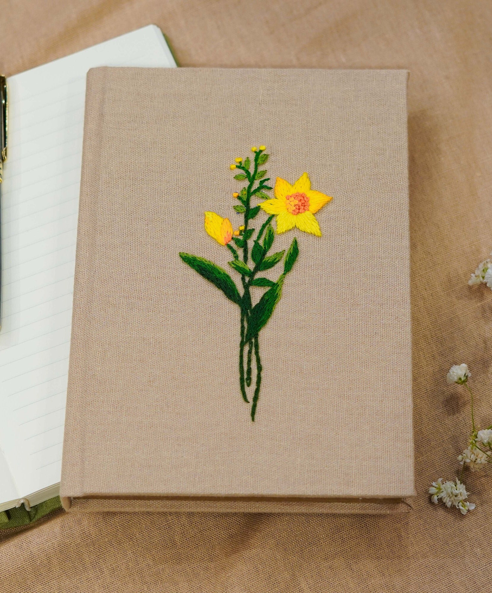 Guests 花柄刺繍ノート A5サイズ 誕生月の花刺繍ノート A5 A6、パーソナライズされた手刺繍の花柄ノート