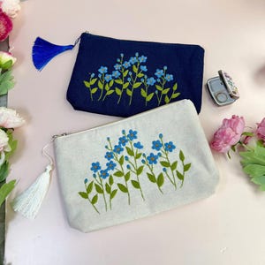 Bolsa de cosméticos personalizada bordada a mano, bolsa con flor de nomeolvides, bolsa de lino, bolsa de maquillaje hecha a mano, regalo de dama de honor, monedero de lino.