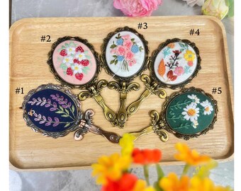 刺繍入りヴィンテージコンパクトミラー ハンドル付き イチゴ刺繍