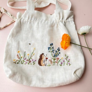 Igel mit Blumen bestickte Leinen Tragetasche, Schultertasche, Daisy Tragetasche, handbestickte Tragetasche, personalisierte Tasche, Kordelzugtasche.