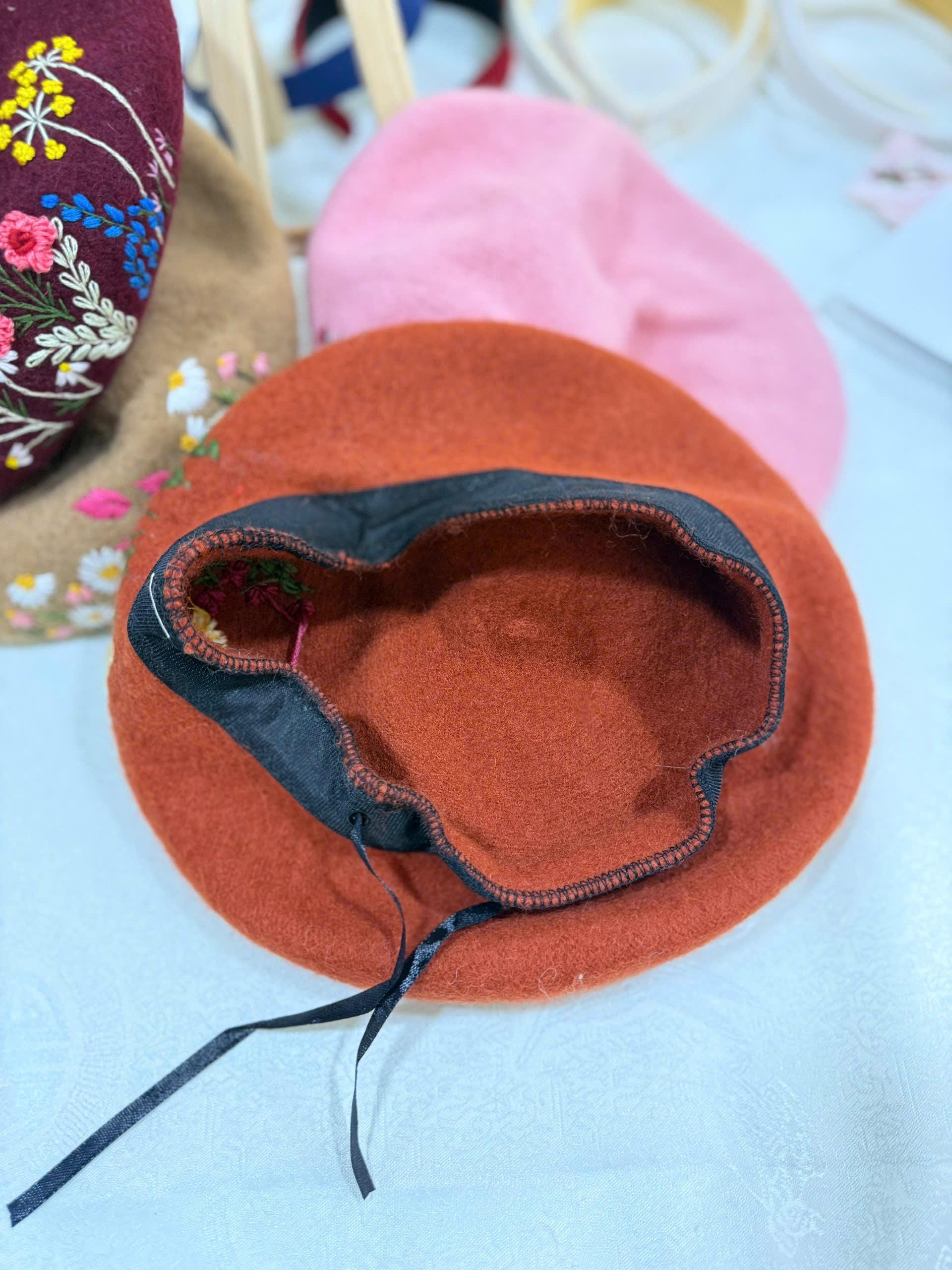 【新品未着用】　お花の刺繍のベレー帽（white） ビーズ手刺繍の綿麻ベレー帽 春夏レディース帽子 かすみ草 白】大きめ