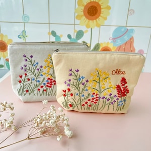 Trousse de toilette personnalisée avec fleurs brodées à la main, pochette en lin, trousse de maquillage faite main, cadeau de demoiselle d'honneur, porte-monnaie en lin, trousse de broderie marguerite