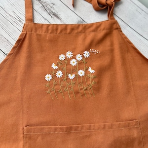 Delantal bordado con flores silvestres para mujer, delantal bordado a mano personalizado, delantal de lino y algodón, delantal de lino con bordado de flores, delantal personalizado