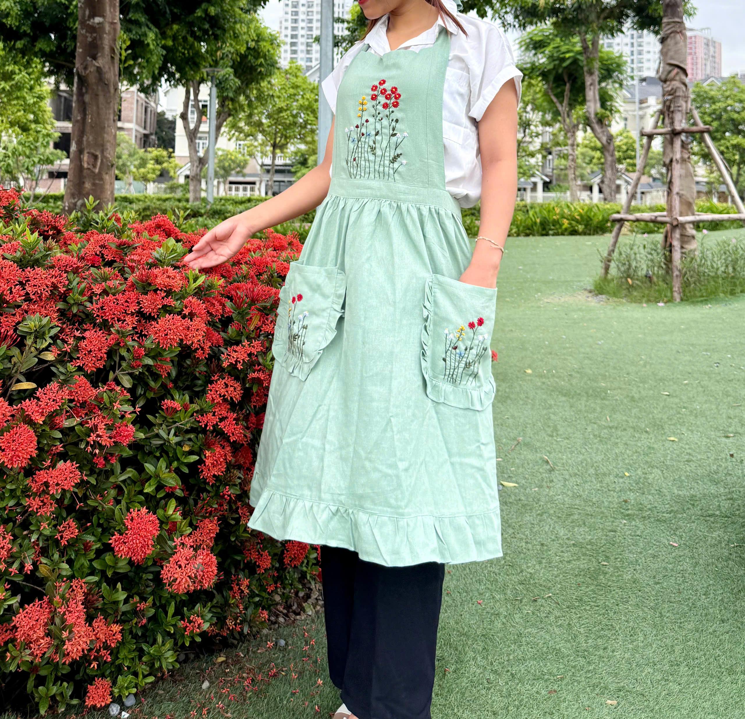 花柄手刺繍エプロン（女性用）、フリル付きエプロン、名入れ刺繍