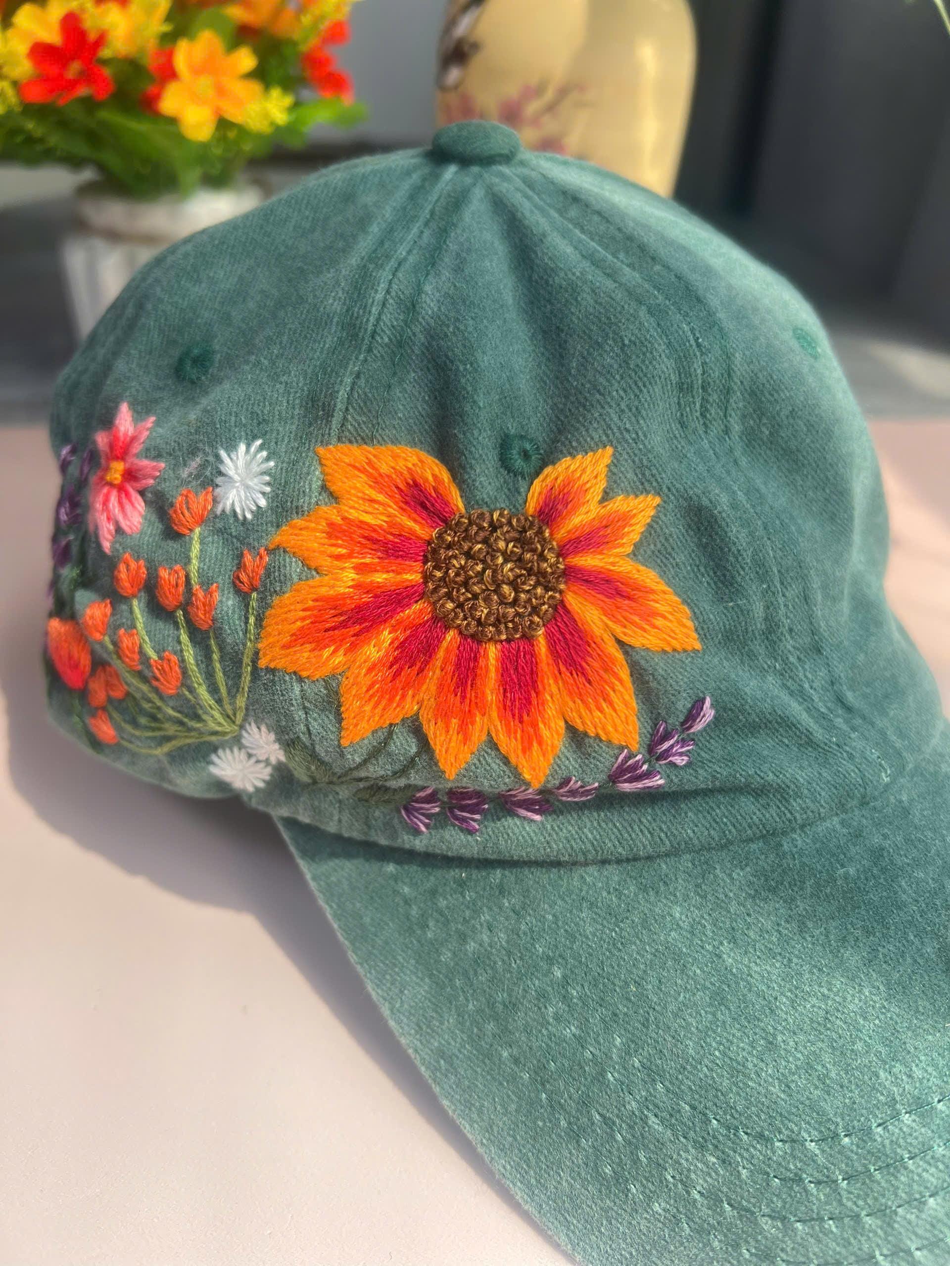 カスタムハンド刺繍の花柄帽子、オレンジ色の花の刺繍入りキャップ
