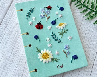 花の刺繍が施されたパーソナライズされた布製ノート、カスタムネーム