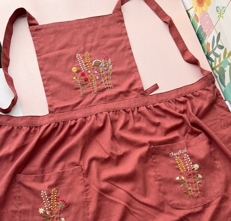 Personalized Hand Embroidered Apron Women, Flower Garden Embroidered Apron, Linen Apron, Gardening Apron, Kitchen Apron, Daisy Apron zdjęcie 3