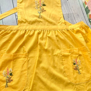 Floral Embroidered Apron For Women, Personalized Hand-Embroidered Apron, Linen Cotton Apron, Flower Embroidery Linen Apron, Custom Apron zdjęcie 2