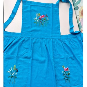 Tablier brodé à la main pour femme, Tablier brodé jardin fleuri, Tablier en lin, Tablier de jardinage, Tablier de cuisine, Tablier marguerite