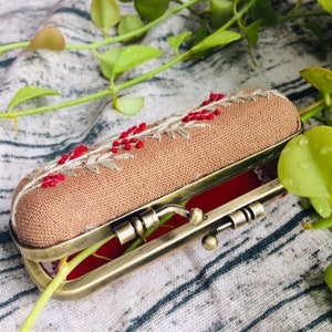 Floral Hand bestickt Lippenstift Etui, Vintage handgemachte Lippenstift Halter, Blume gestickt Lippenstift Halter, Geschenk für sie, Geschenk für Mama