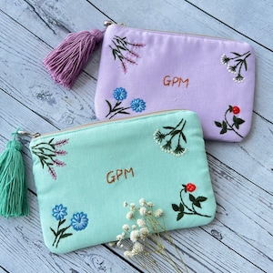 Personalized Hand Embroidered Flower Pouch, Linen Wallet, Handmade Makeup Bag, Bridesmaid Gift, Linen Coin Purse, Daisy Embroidery Bag