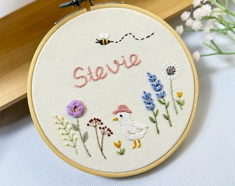 Aro de madera bordado a mano personalizado, diseño de ganso y flor silvestre con nombre de bebé, decoración navideña, regalo para baby shower.