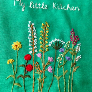 Personalized Hand Embroidered Apron Women, Flower Garden Embroidered Apron, Linen Apron, Gardening Apron, Kitchen Apron, Daisy Apron zdjęcie 10