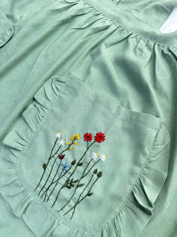 花柄手刺繍エプロン(女性用)、フリル付きエプロン、名入れ刺繍 花柄手刺繍エプロン(女性用)、フリル付きエプロン、名入れ刺繍
