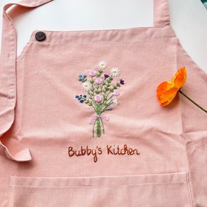 Tablier brodé bouquet de fleurs pour femme, Tablier brodé à la main personnalisé, Tablier en lin, Tablier en lin brodé de fleurs, Tablier personnalisé