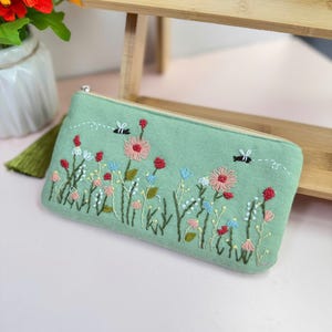 Trousse personnalisée brodée à la main, pochette en lin brodée de fleurs, trousse de maquillage faite main, cadeau de demoiselle d'honneur, porte-monnaie en lin, pochette marguerite
