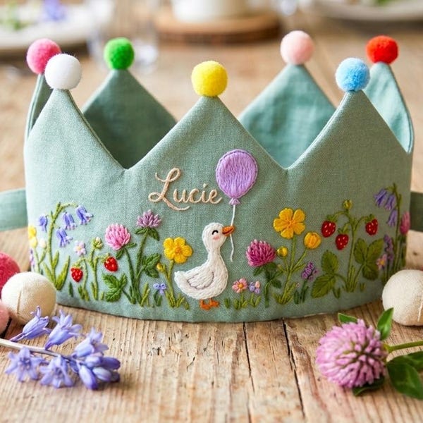 Bestickte Leinen Krone, Baby Geburtstagskrone, Kinder Krähe, personalisiertes Geschenk, Blumen- und Namenskronen