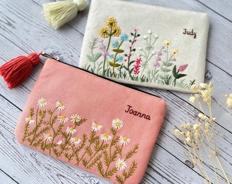 Custodia personalizzata per fiori ricamati a mano, portafoglio in lino margherita, borsa per trucchi fatta a mano, regalo per damigella d'onore, portamonete in lino, borsa ricamata con rose