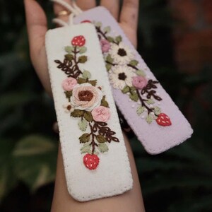 Vintage Hand Embroidered Custom Bookmark,  Flower Hand Embroidered Bookmark, Personalized Book Mark, Daisy Handmade Bookmark, Linen Bookmark