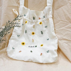 Sac fourre-tout en lin brodé floral avec cordon de serrage, sac à bandoulière, sac fourre-tout marguerite, fourre-tout brodé à la main, sac personnalisé, cartable personnalisé,