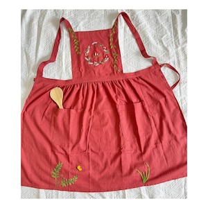 Tablier brodé à la main pour femme, Tablier brodé de champignons, Tablier en lin personnalisé, Tablier de jardinage, Tablier de cuisine, Tablier à fleurs, Tablier marguerite