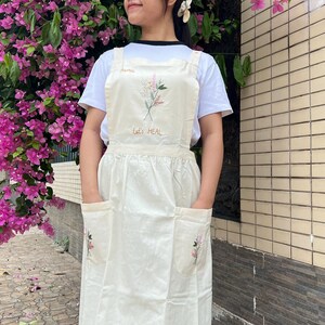 Mit Blumenmuster bestickte Schürze für Frauen, personalisierte handgestickte Schürze, Leinen-Baumwollschürze, Blumenstickerei-Leinenschürze, benutzerdefinierte Schürze