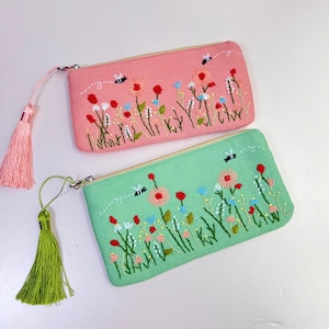 Trousse personnalisée brodée à la main, pochette en lin brodée de fleurs, trousse de maquillage faite main, cadeau de demoiselle d'honneur, porte-monnaie en lin, pochette marguerite