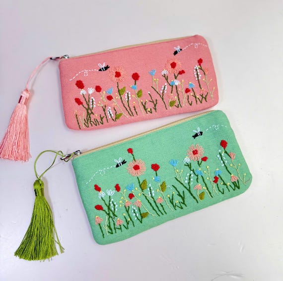 Personalized Hand Embroidered Pencil Case, Flower Embroidered Linen Pouch, Handmade Makeup Bag, Bridesmaid Gift,Linen Coin Purse,Daisy Pouch