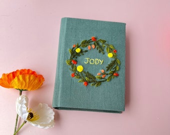 花の刺繍が施されたパーソナライズされた布製ノート、カスタムネーム