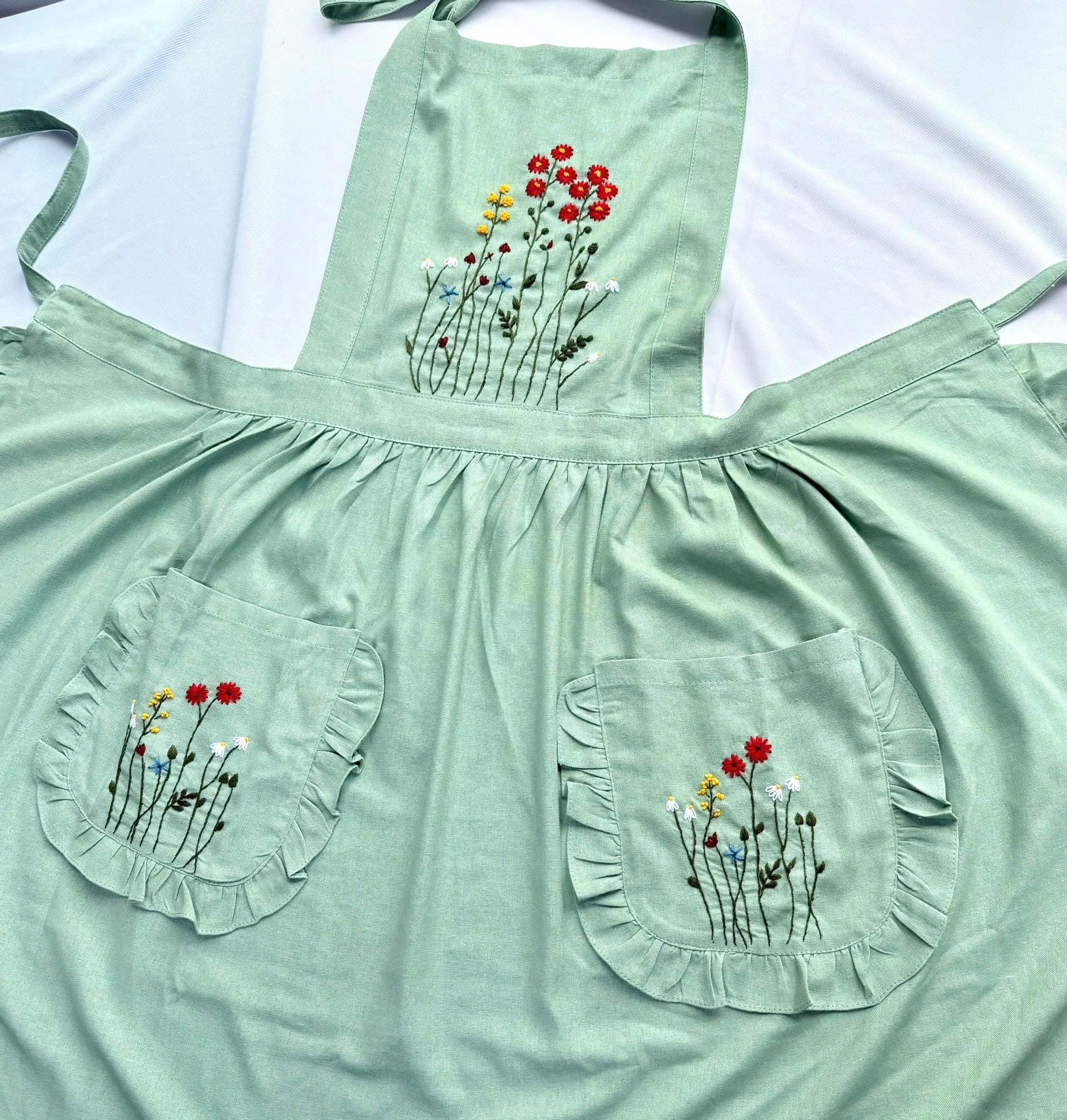 花柄手刺繍エプロン（女性用）、フリル付きエプロン、名入れ刺繍