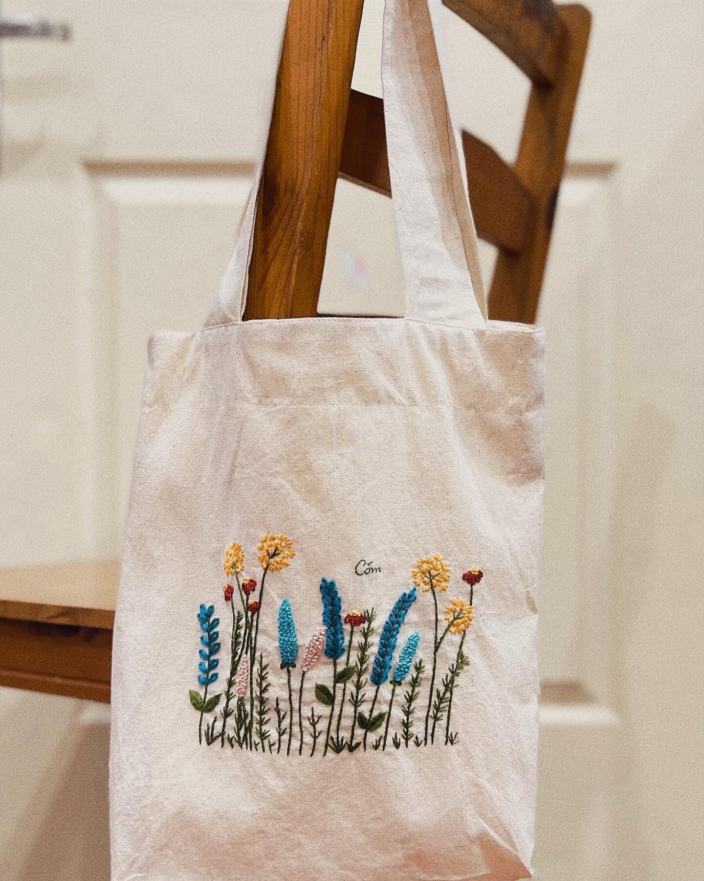 花の庭の刺繍入りリネントートバッグ、ジッパーとポケット付き