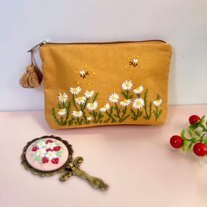 Personalized Hand Embroidered Cosmetic Bag, Daisy Pouch, Linen Bag, Handmade Makeup Bag, Bridesmaid Gift,Linen Coin Purse,Embroidery Bag