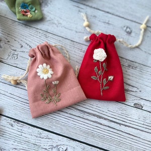 Kordelzug Beutel 2 Größen, gestickte Rose Mini Beutel, kleine Tasche Gänseblümchen, Leinen Teebeutel, Schmuckbeutel, Make-up Tasche