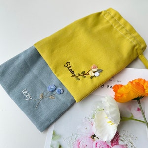 Anpassad blommig dragskoväska med broderi, personlig broderad påse, kosmetikaväska, tepåse i linne, smyckespåse, blommig linneväska