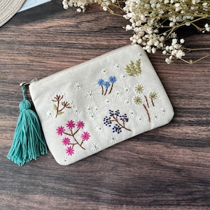 Personalized Hand Embroidered Flower Pouch, Linen Wallet, Handmade Makeup Bag, Bridesmaid Gift, Linen Coin Purse, Daisy Embroidery Bag