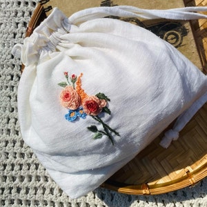 Bestickter Kordelzug-Leinenbeutel, bestickter Beutel mit Rose, Rosenteebeutel, handbestickte Kosmetiktasche, Schmuckbeutel, Leinenbeutel mit Blumen,