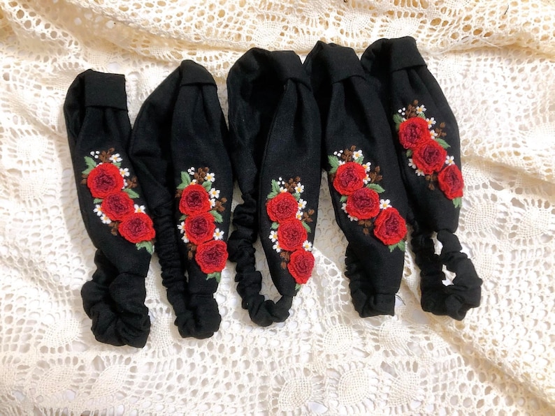 Turban en lin brodé floral, bandeau brodé à la main, turban de broderie rose, accessoires pour cheveux faits à la main, cadeaux brodés, cadeau pour maman Black (red rose)