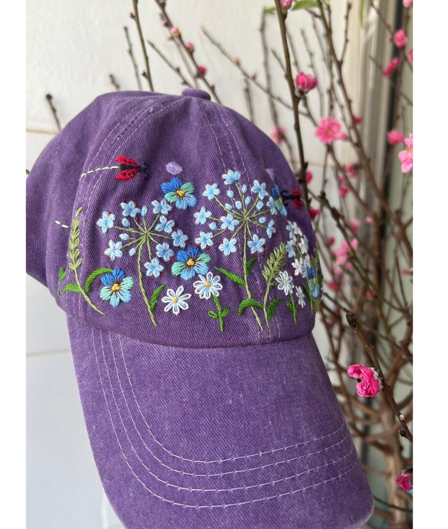 パンシの花とてんとう虫が描かれた花柄の野球帽、デイジーの手刺繍野球