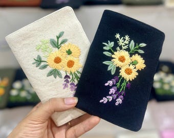 Funda de pasaporte bordada a mano personalizada, Funda de pasaporte bordada con flores, Funda de pasaporte personalizada, Funda de pasaporte hecha a mano, Regalo personalizado