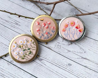 Wild flower Embroidered Compact Mirror, Pocket Mirror, Daisy Mirror, Flower Embroidery mirror, Makeup Mirror, Bridesmaid Mirrors.