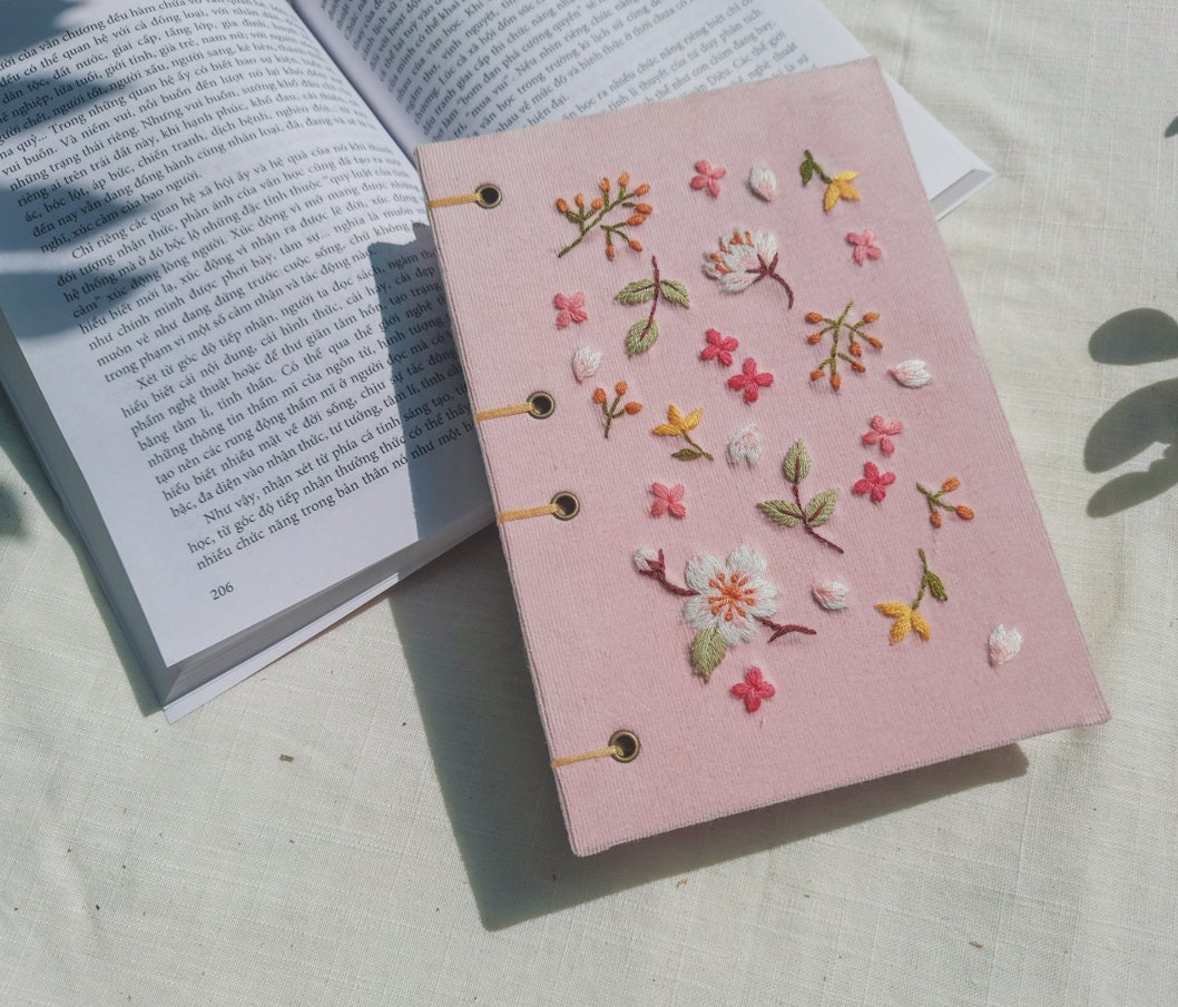 刺繍入りジャーナルノートA5、花柄手刺繍ノート、布製カバー、デイジー