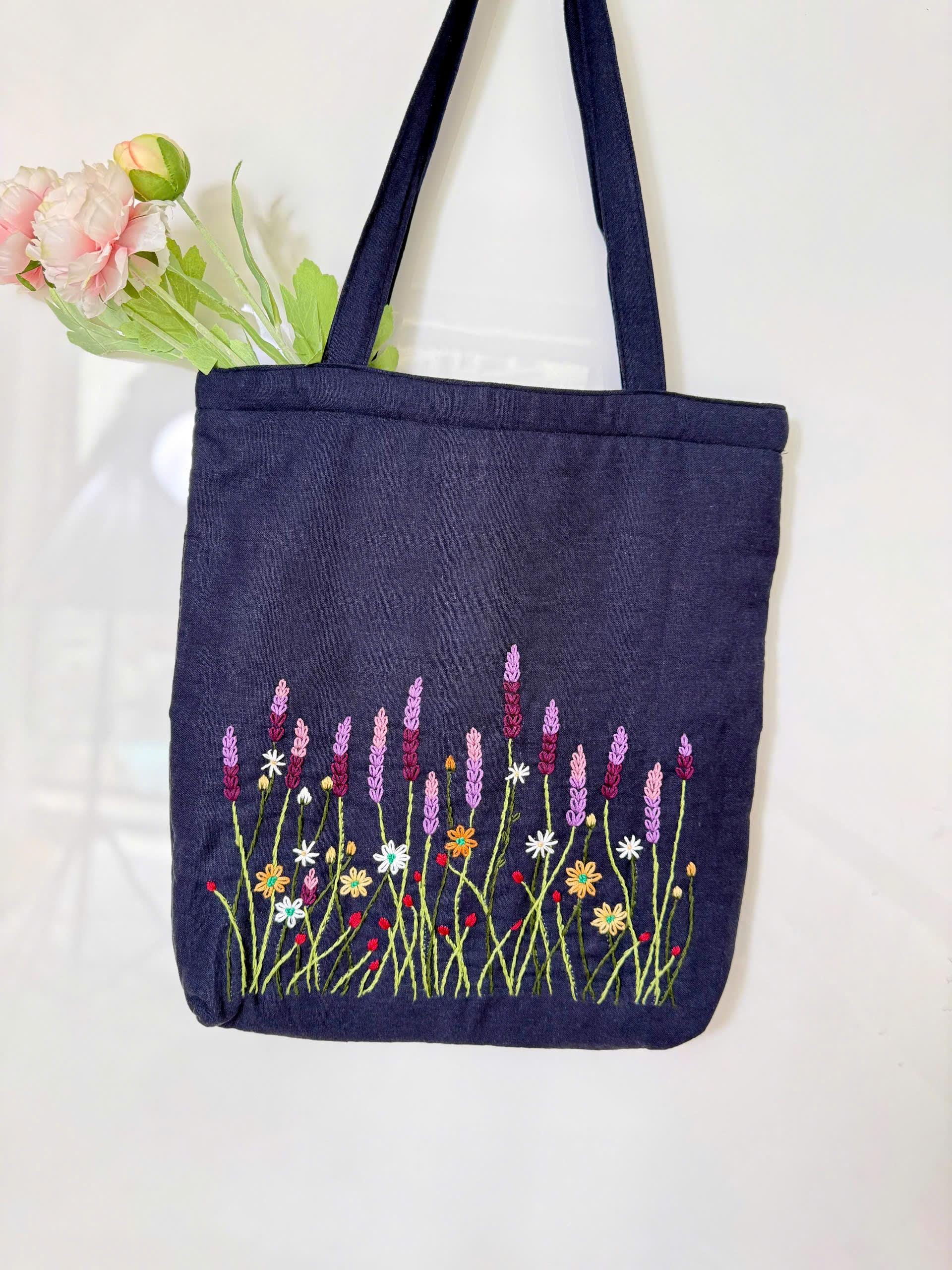 ラベンダーガーデン刺繍入りリネントートバッグ、ジッパーとポケット