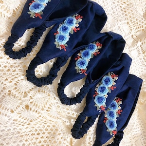 Turban en lin brodé floral, bandeau brodé à la main, turban de broderie rose, accessoires pour cheveux faits à la main, cadeaux brodés, cadeau pour maman Navy (blue rose)