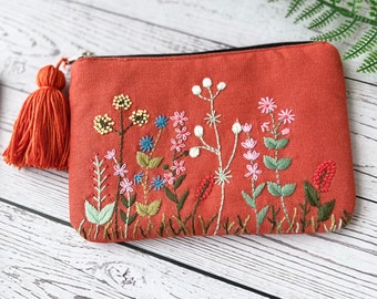 Personalized Hand Embroidered Flower Pouch, Linen Wallet, Handmade Makeup Bag, Bridesmaid Gift, Linen Coin Purse, Daisy Embroidery Bag