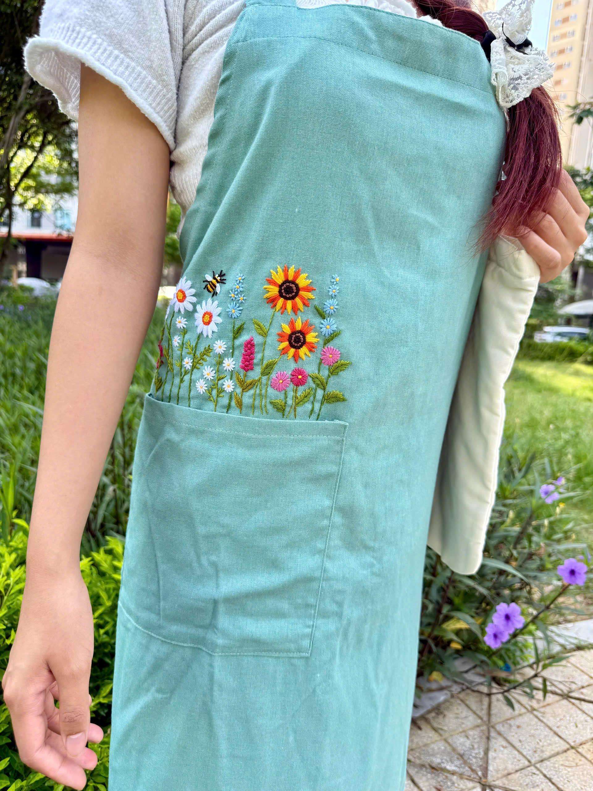 女性用野花とミツバチの刺繍エプロン、手刺繍のパーソナライズエプロン 