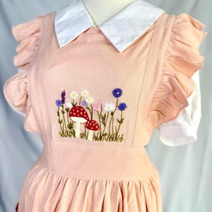 Tablier brodé main champignon pour femme, Tablier à volants, Tablier brodé de fleurs, Tablier en lin personnalisé, Tablier de jardinage, Tablier de cuisine