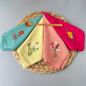 Flower Embroidered Napkins, Hand Embroidered Linen Napkins, Wildflower Linen Dinner Napkins, Table Decor, Reusable napkin Set, Family Napkin