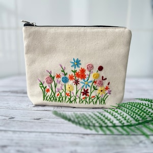 Trousse de toilette brodée personnalisée, Portefeuille fleuri pour femme, Trousse de maquillage personnalisée, Cadeau de demoiselle d'honneur, Pochette brodée, Broderie à la main