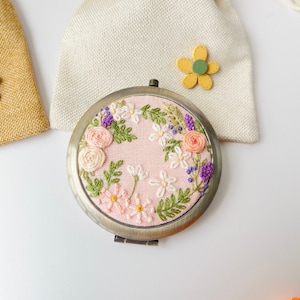 Espejo compacto con bordado de rosas, incluye bolsa con cordón, espejo de bolsillo con flores silvestres, espejo con margaritas, espejo de maquillaje con rosas y espejo vintage.