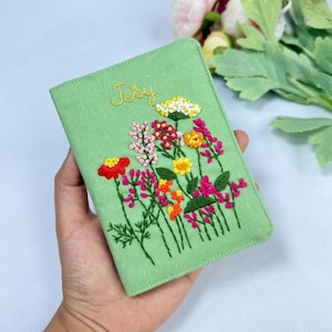 Individuell handgestickte Passhülle, mit Blumen bestickte Passhülle, personalisierte Passhülle, handgemachte Passhülle, individuelles Geschenk